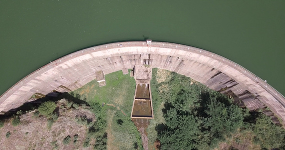水力发电大坝令人惊叹的空中景象视频