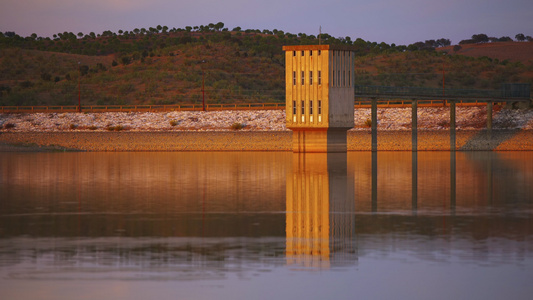 在Teena的mecefecet水坝在日落时在Portugal视频