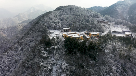 浙江义乌大陈鹅峰山瑞丰寺雪景航拍视频