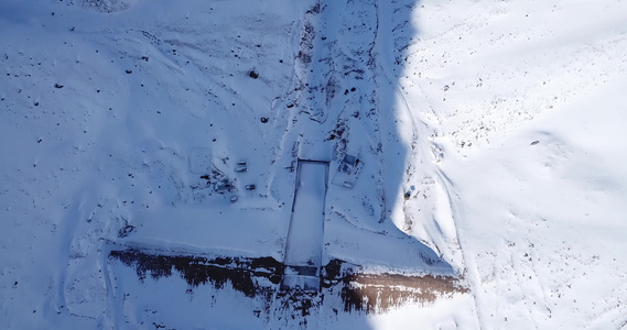 大坝被山上的雪覆盖了视频