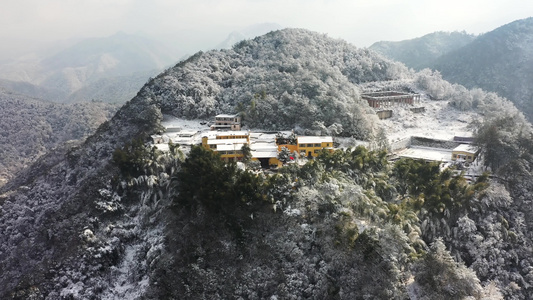 冬天寺庙雪景航拍视频