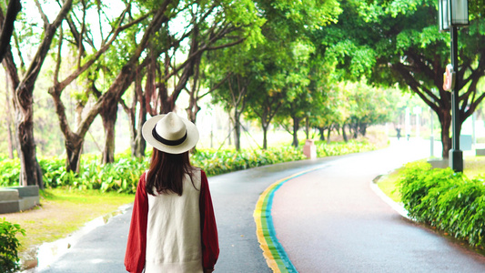 小清新女性背景公园散步视频