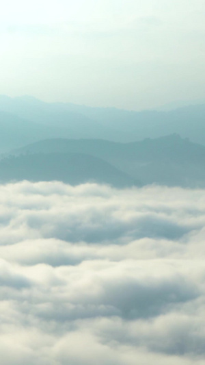 清晨日出山顶云海流动延时云层流动20秒视频