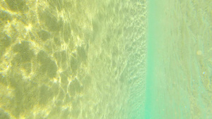 沙滩上透明的蓝色水12秒视频