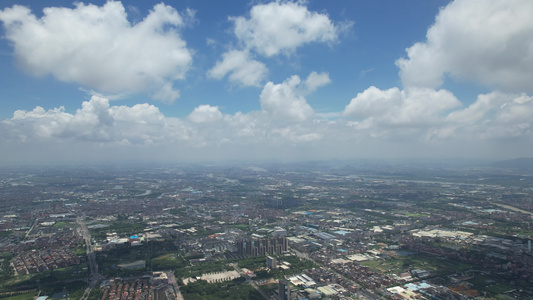 蓝天白云下的广东平原城镇景观航拍视频