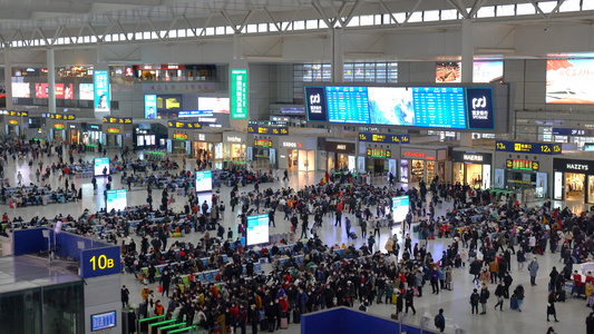 上海虹桥火车站乘客检票进站延时4K视频