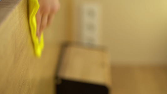 垂直录影带女性手用黄色消毒擦拭桌子视频