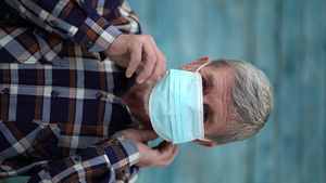 一位老人正在使用口罩防止第二波疫情13秒视频