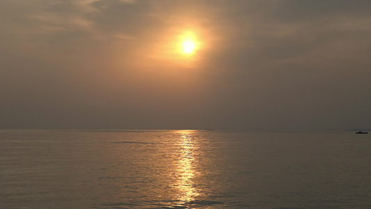 山东烟台海边日出波涛和浪花自然风光视频