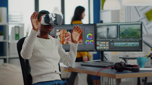 垂直视频女士正在体验VR视频