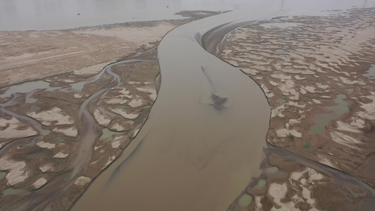 航拍武汉天兴洲长江江滩低水位滩涂沙滩水坑视频