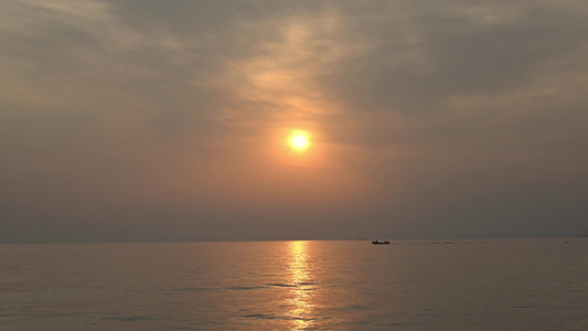 山东烟台海边日出波涛和浪花自然风光视频