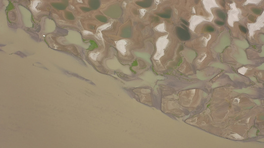 航拍武汉天兴洲长江江滩低水位滩涂沙滩水坑视频