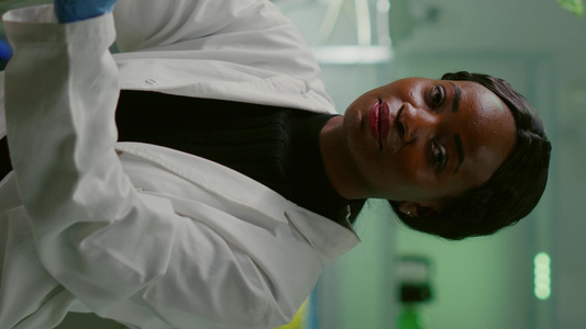 垂直影片非洲科学女性将她的医用眼镜戴上视频