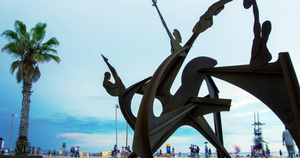 巴塞罗那海滩上的金属雕塑14秒视频