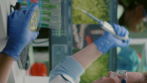 垂直视频科学家妇女从微排气管测试管中获取遗传溶液11秒视频
