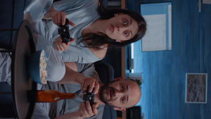 垂直视频兴奋的情侣赢得电玩游戏19秒视频