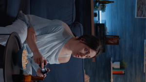 垂直视频专注的女性在深夜玩游戏14秒视频