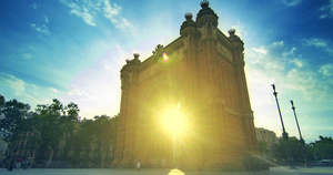 巴塞罗那地标拱门的太阳线11秒视频