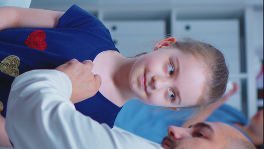 垂直视频有体检的小女孩a接受医疗检查【竖版】视频