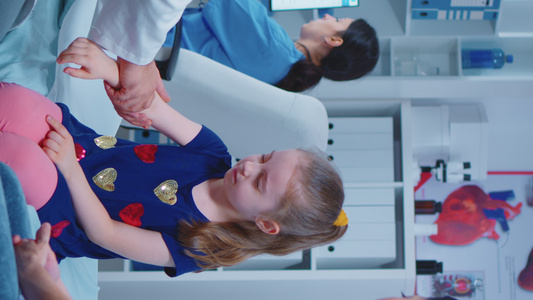 垂直视频检查儿童手臂的医生【竖版】视频