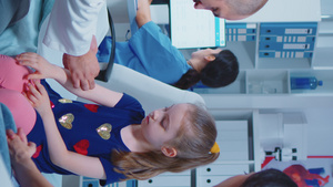 垂直视频医生将儿童手臂捆绑起来23秒视频
