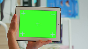 口腔助理用绿色屏显示器关闭平板16秒视频