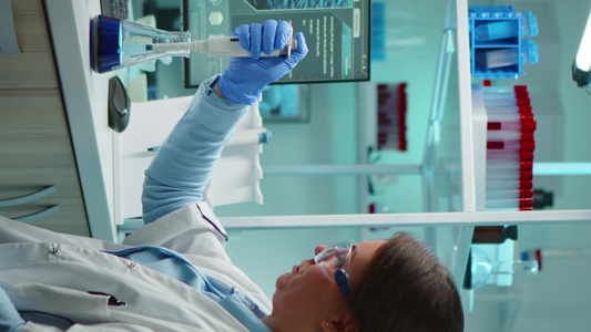垂直视频科学家用液液测试管的女科学家视频
