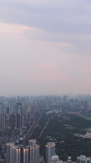 航拍城市风光夕阳晚霞天空湖景自然风景城市素材武汉城市31秒视频