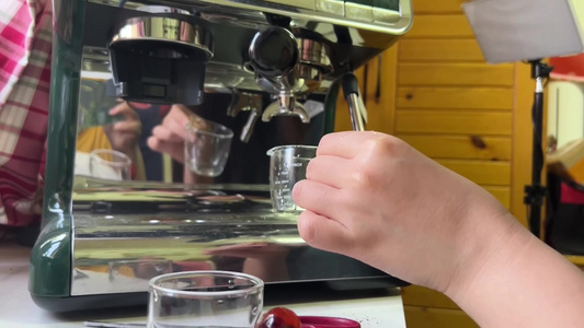 使用咖啡机制作拿铁咖啡视频