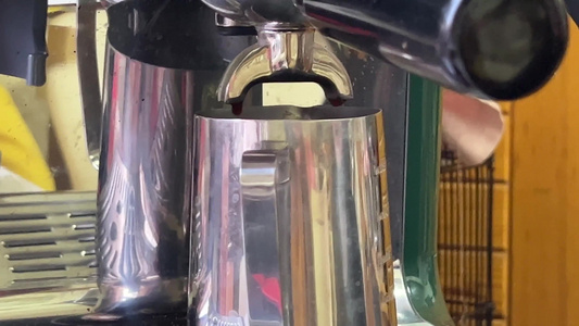 使用咖啡机制作拿铁咖啡视频