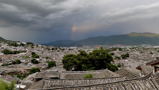 丽江古城极端天气下的彩虹和闪电全景合集视频