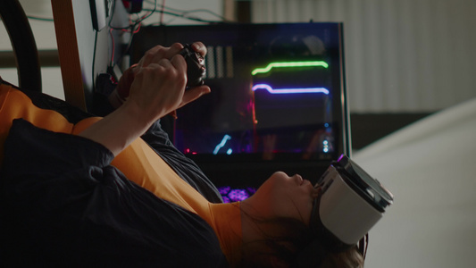 身着虚拟现实头盔的愤怒女性游戏家穿着虚拟现实耳机而视频