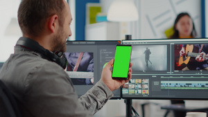 垂直视频用绿色屏幕的智能手机在会议上讲话12秒视频