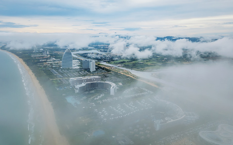 航拍平流雾中的三亚海棠湾沿岸星级酒店4k视频