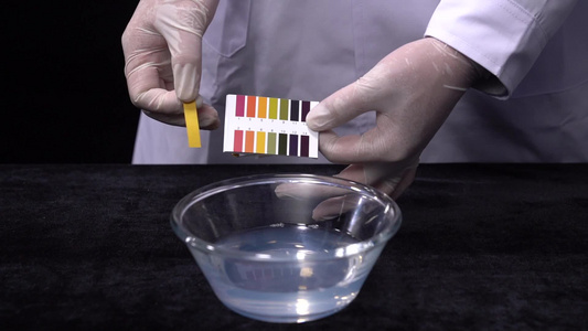 试纸检测酸碱度化学实验视频