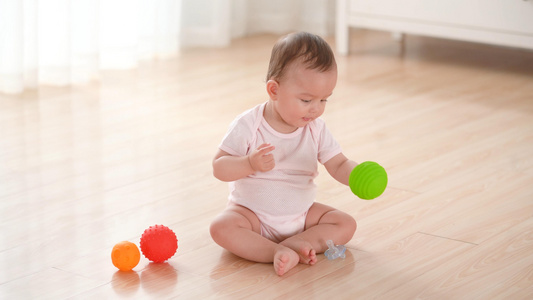 4k玩塑料球的婴儿视频