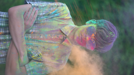 垂直视频男孩站在Holi节被涂上彩色粉末的肖像视频