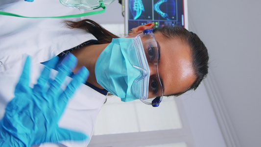 垂直视频牙医靠靠在病人身上戴氧气面罩病人第一视角视频