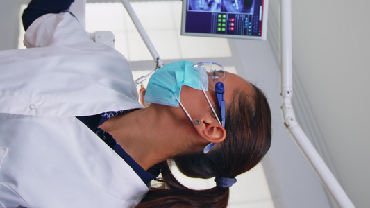 垂直视频医生在牙科检查前测量女性体温【竖版】视频