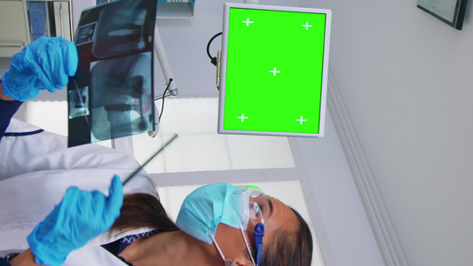 垂直视频牙科医生用模拟屏幕显示单位监测器第一视角病人视频