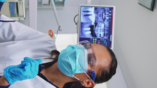 垂直视频牙科办公室的病人第一视角解释牙齿牙腔治疗【竖版】视频