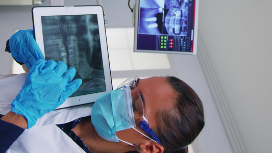 垂直视频在牙X光片上解释的牙科医生视频