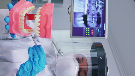 垂直视频在封面的牙科病人第一视角显示骨骼从属视频