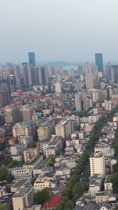 航拍绿荫环绕的武汉旅游地标城市风光著名景点黄鹤楼武汉最著名景点视频
