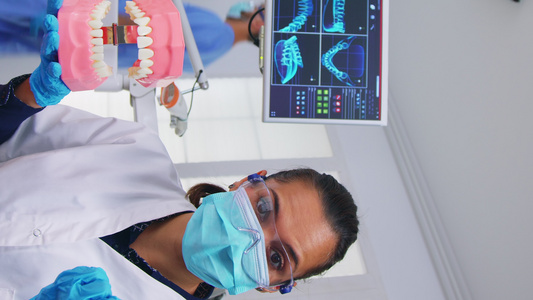 垂直视频看牙正确打扫牙齿的牙医病人第一视角第一视角视频