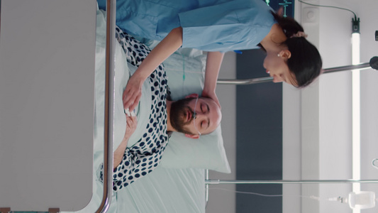 垂直视频执业护士监测病人在疾病康复期间的发病记病症状【竖版】视频