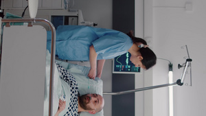 垂直视频女执业医师助理检查监测心动脉搏的生病男子【竖版】15秒视频