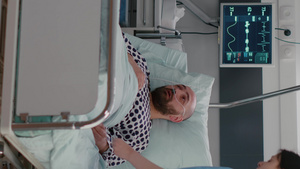垂直视频病男子与氧气管一起坐在床上解释疾病症状10秒视频