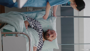 执业医师为生病男子安排床位11秒视频